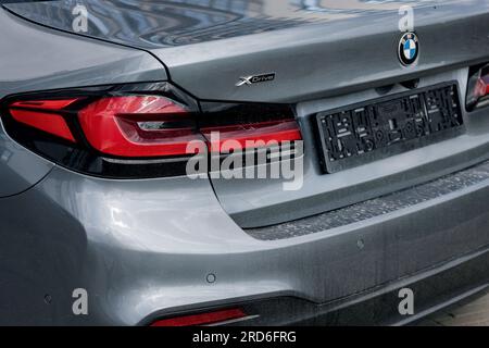 Minsk, Belarus, Juli 2023 - BMW 5 Series 520D xDrive. Rückansicht, Rücklicht aus Stockfoto