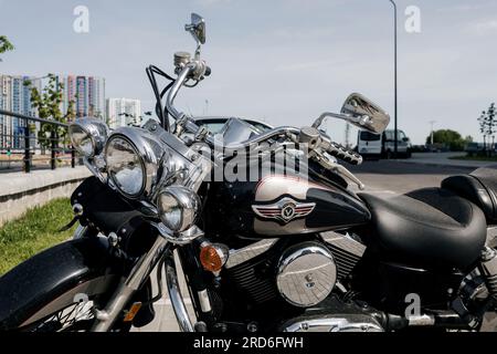 Minsk, Weißrussland, Juli 2023 - Nahaufnahme des Vulkan-Motorrads Kawasaki mit Logo und verchromter Silberoberfläche. Stockfoto