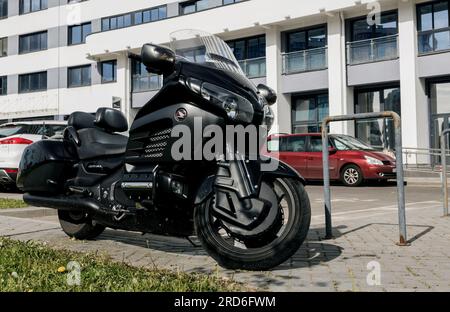 Minsk, Weißrussland, Juli 2023 – schwarzes klassisches Motorrad honda F6B. Luxuriöses Fahrrad Stockfoto