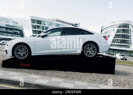 Minsk, Weißrussland, Juli 2023 - Seitenansicht des luxuriösen AUDI A 6 Wagens. deutsches Auto Stockfoto