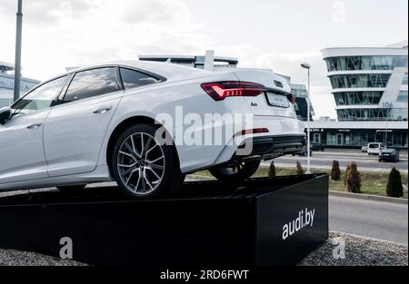 Minsk, Weißrussland, Juli 2023 – Weißer AUDI A6. Sportwagen aus deutschland Stockfoto