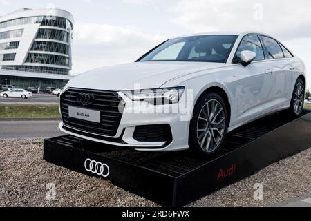 Minsk, Weißrussland, Juli 2023 – Weißer AUDI A6. Schönes deutsches Geschäftsauto Stockfoto