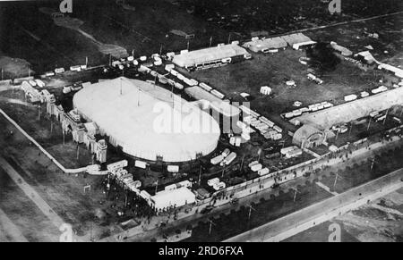 zirkus, Zirkuszelt, Außenansicht, Luftfoto, 1920S, ADDITIONAL-RIGHTS-CLEARANCE-INFO-NOT-AVAILABLE Stockfoto