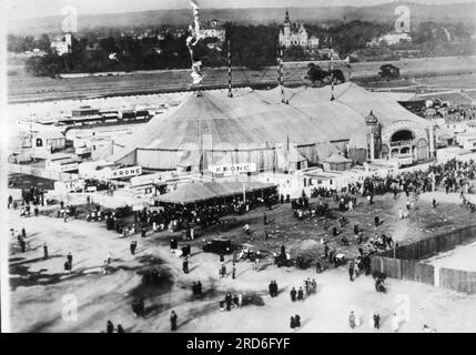 circus, Circus Krone, Zirkuszelt, Außenansicht, 1920er, ADDITIONAL-RIGHTS-CLEARANCE-INFO-NOT-AVAILABLE Stockfoto