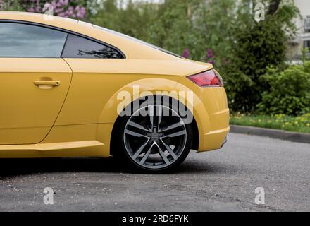 Minsk, Weißrussland, Juli 2023 - Luxus-Audi TT-Sportwagen parkt auf der Straße Stockfoto