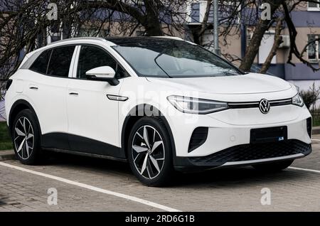 Minsk, Belarus, Juli 2023 - weißer VOLKSWAGEN VW ID.4. suv-Elektroauto Stockfoto