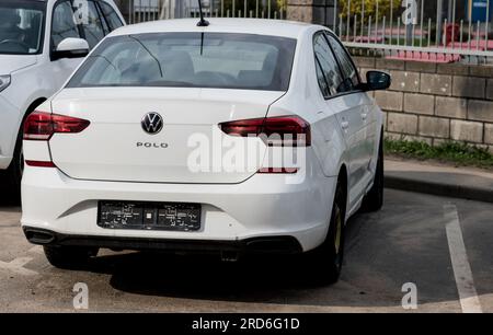 Minsk, Belarus, Juli 2023 - White Volkswagen Polo ist ein vom deutschen Hersteller Volkswagen hergestelltes Auto. Rückansicht Stockfoto