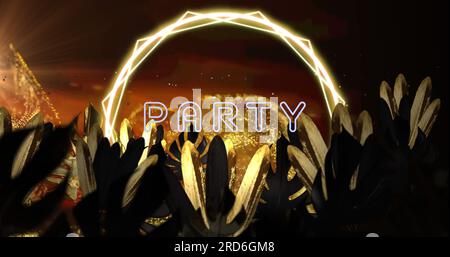 Bild: Partytext und Neonkreise über Blättern auf schwarzem Hintergrund mit hellen Punkten Stockfoto