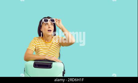 Überraschte Reisende schockiert über das Reiseangebot Stockfoto