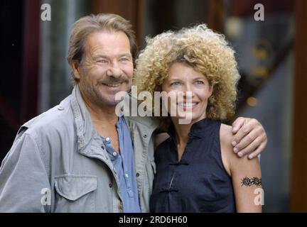 ARCHIVFOTO: Der Schauspieler Goetz George wäre am 23. Juli 2023 85 04SN SCHIMANSKI.jpg Jahre alt gewesen. Shooting for the SCHIMANSKI Episode 'Golem' in Aachen: Goetz GEORGE als Schimanski und Denise VIRIEUX als Marie-Claire, 21. August 2003. ?SVEN SIMON#Huyssenallee 40-42 #45128 Essen#Tel.0201/234556 Fax:0201/234539 Konto 1428150 Commerzbank Essen BLZ 36040039. Stockfoto