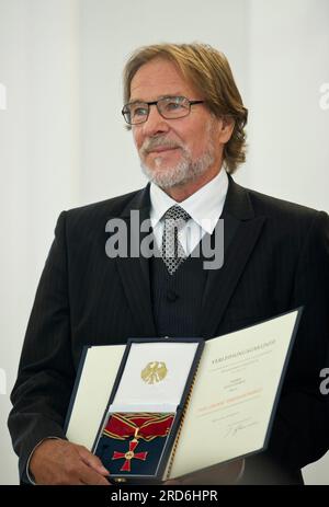 Verdienst. 23. Juli 2023. ARCHIVFOTO: Der Schauspieler Goetz George wäre am 23. Juli 2023 85 Jahre alt gewesen, Goetz GEORGE (Schauspieler) mit dem großen Kreuz der Verdienste. Vorstellung des Verdienstordens der Bundesrepublik Deutschland durch den Bundespräsidenten im Schloss Bellevue in Berlin am 6. Oktober 2014. ¬ Kredit: dpa/Alamy Live News Stockfoto