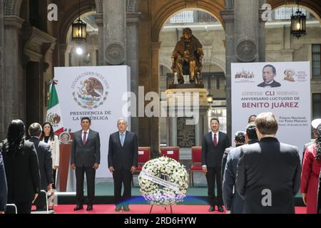 Mexiko-Stadt, Mexiko. 18. Juli 2023. Der mexikanische Präsident Andres Manuel Lopez Obrador (3. l, hinten) nimmt am Nationalpalast, Mexiko-Stadt, Mexiko, am 18. Juli 2023 an einer Zeremonie zum 151. Todestag des ehemaligen mexikanischen Präsidenten Benito Juarez Teil. Kredit: Francisco Canedo/Xinhua/Alamy Live News Stockfoto