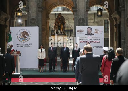 Mexiko-Stadt, Mexiko. 18. Juli 2023. Der mexikanische Präsident Andres Manuel Lopez Obrador (3. l, hinten) nimmt am Nationalpalast, Mexiko-Stadt, Mexiko, am 18. Juli 2023 an einer Zeremonie zum 151. Todestag des ehemaligen mexikanischen Präsidenten Benito Juarez Teil. Kredit: Francisco Canedo/Xinhua/Alamy Live News Stockfoto