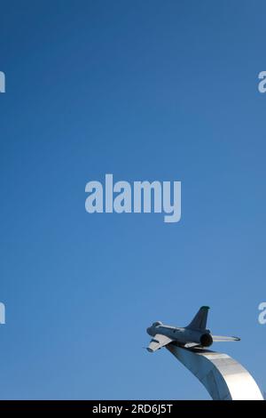 Ein sowjetisches MIG-Kampfflugzeug ist montiert, ein Einsatz für Piloten im Großen Vaterländischen Krieg, Zweiten Weltkrieg. Im Memorial Park in Shymkent, Kasachstan. Stockfoto