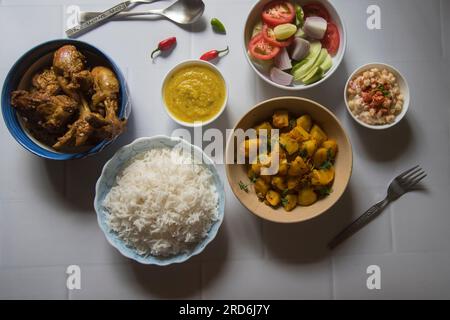 Mittagsmenü mit indischem nicht-vegetarischem Essen. Draufsicht Stockfoto