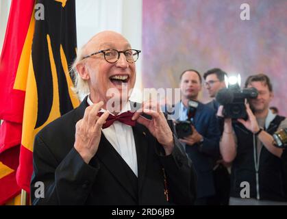 ARCHIVFOTO: Otto WAALKES wird am 22. Juli 2023 75 Jahre alt sein, Otto WAALKES (Hamburg, Komiker) würdigt und verleiht den Verdienstorden der Bundesrepublik Deutschland durch den Bundespräsidenten im Schloss Bellevue, Berlin, am 02.10.2018. Â an die Bürger Stockfoto