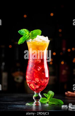 Aruba Ariba alkoholisches Cocktailgetränk mit Wodka, weißem Rum, Orangen-, Zitronen- und Ananassaft, Grenadine, dunkler Bartheke Hintergrund, Kopierbereich Stockfoto