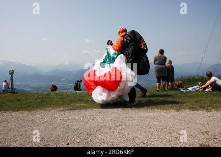 Gleitschirmfliegen in salzburg, österreichische alpen Stockfoto