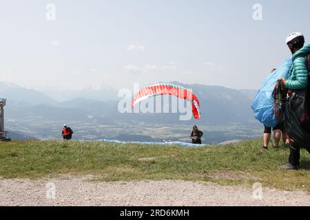 Gleitschirmfliegen in salzburg, österreichische alpen Stockfoto