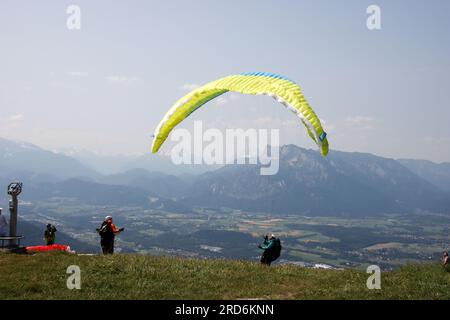 Gleitschirmfliegen in salzburg, österreichische alpen Stockfoto