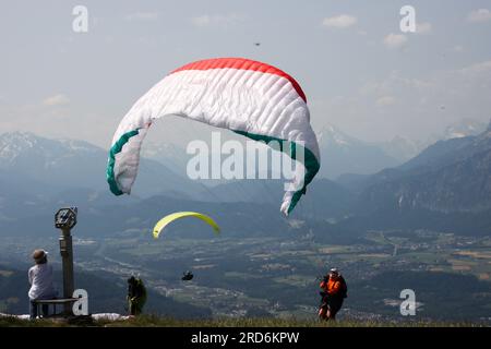 Gleitschirmfliegen in salzburg, österreichische alpen Stockfoto