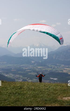 Gleitschirmfliegen in salzburg, österreichische alpen Stockfoto