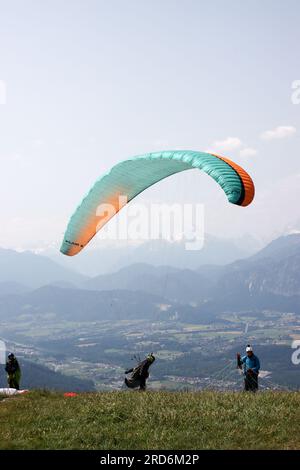 Gleitschirmfliegen in salzburg, österreichische alpen Stockfoto