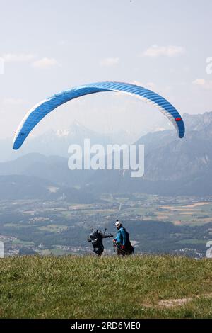 Gleitschirmfliegen in salzburg, österreichische alpen Stockfoto