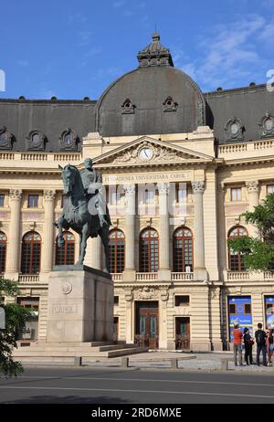 Massive Bronzestatue von Florin Codre von Carol I von Rumänien, dem ersten König von Rumänien auf dem Platz der Revolution vor der zentralen Universitätsbibliothek Stockfoto
