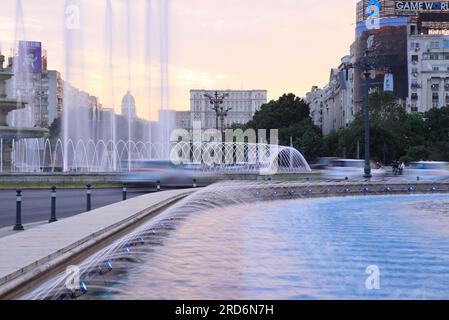 Abenddämmerung an den hübschen Brunnen des Unirii Boulevard, der zum Volksparlament in Bukarest, Rumänien, führt Stockfoto