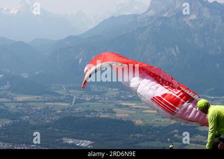 Gleitschirmfliegen in salzburg, österreichische alpen Stockfoto