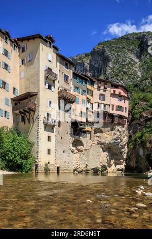 Häuser am Fluss La Bourne, Pont-en-Royans Grenoble Isere Auvergne-Rhone-Alpes Frankreich Stockfoto