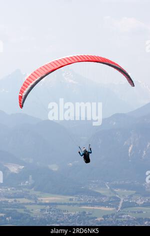 Gleitschirmfliegen in salzburg, österreichische alpen Stockfoto