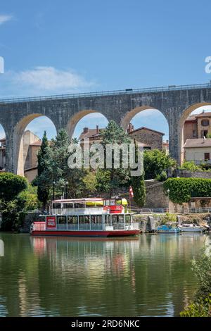 Bootstour auf dem Fluss und Aquädukt in Saint-Nazaire-en-Royans Drome Auvergne-Rhone-Alpes Frankreich Stockfoto