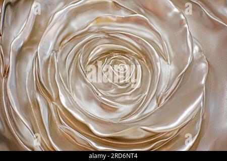 Abstrakter Silberhintergrund des Tonreliefs einer Rosenblume. Moderne Einrichtung Stockfoto