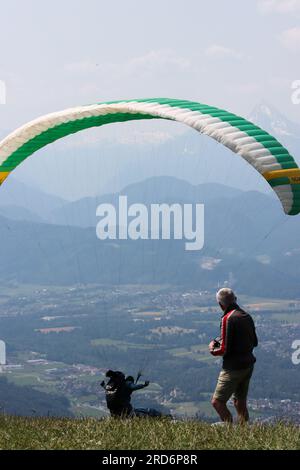 Gleitschirmfliegen in salzburg, österreichische alpen Stockfoto