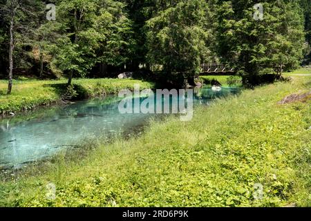 Fluss mit Holzbrücke im nambrone-Tal von trentino Stockfoto