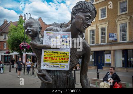 Uxbridge, Großbritannien. 18. Juli 2023. Anti-ULEZ-Poster für die anstehende Nachwahl in Uxbridge und South Ruislip am Dienstag, den 18. Juli, in Uxbridge, London, Vereinigtes Königreich, 2023. Die bevorstehende Nachwahl für Uxbridge und South Ruislip im Nordwesten Londons am 20. Juli wird in der Denkweise des britischen Premierministers Rishi Sunak groß erscheinen. Kredit: horst friedrichs/Alamy Live News Stockfoto