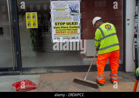 Uxbridge, Großbritannien. 18. Juli 2023. Anti-ULEZ-Poster für die anstehende Nachwahl in Uxbridge und South Ruislip am Dienstag, den 18. Juli, in Uxbridge, London, Vereinigtes Königreich, 2023. Die bevorstehende Nachwahl für Uxbridge und South Ruislip im Nordwesten Londons am 20. Juli wird in der Denkweise des britischen Premierministers Rishi Sunak groß erscheinen. Kredit: horst friedrichs/Alamy Live News Stockfoto