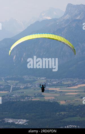 Gleitschirmfliegen in salzburg, österreichische alpen Stockfoto