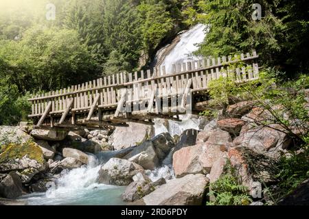 Holzbrücke, die den Amola-Wasserfall im nambrone-Tal in trentino überquert Stockfoto