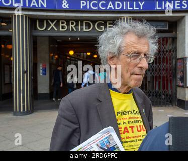 Uxbridge, Großbritannien. 18. Juli 2023. Zwei Tage vor der politischen Nachwahl, Piers Corbyn, ein Nachwahlkandidat für Uxbridge und South Ruislip vor der U-Bahn-Station Uxbridge, am 18. Juli 2023 in London, England. Der Wahlkreis Uxbridge und South Ruislip ist eine von drei lokalen Nachwahlen, die am selben Tag stattfinden, aber Uxbridge war im parlament acht Jahre lang durch den ehemaligen konservativen Premierminister Boris Johnson vertreten, bevor er als Abgeordneter zurücktrat. Am 20. Juli werden 17 Kandidaten dagegen antreten. Kredit: horst friedrichs/Alamy Live News Stockfoto