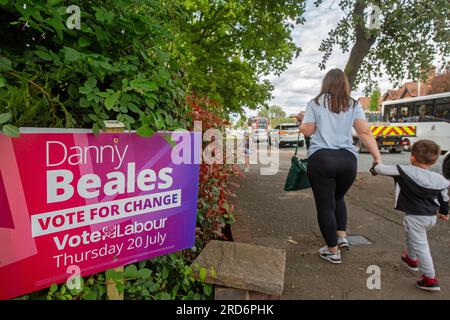 Uxbridge, Großbritannien. 18. Juli 2023. Ein Zeichen zur Unterstützung des Labour-Party-Kandidaten Danny Beales bei den anstehenden Nachwahlen in Uxbridge und South Ruislip am Dienstag, den 18. Juli, in Uxbridge, London, Vereinigtes Königreich, 2023. Die bevorstehende Nachwahl für Uxbridge und South Ruislip im Nordwesten Londons am 20. Juli wird in der Denkweise des britischen Premierministers Rishi Sunak groß erscheinen. Kredit: horst friedrichs/Alamy Live News Stockfoto