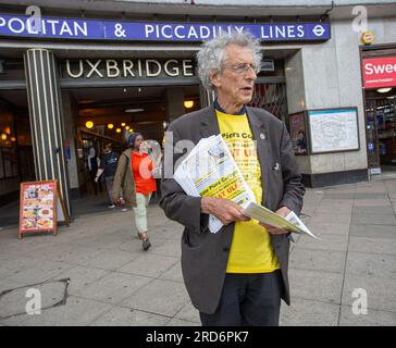 Uxbridge, Großbritannien. 18. Juli 2023. Zwei Tage vor der politischen Nachwahl, Piers Corbyn, ein Nachwahlkandidat für Uxbridge und South Ruislip vor der U-Bahn-Station Uxbridge, am 18. Juli 2023 in London, England. Der Wahlkreis Uxbridge und South Ruislip ist eine von drei lokalen Nachwahlen, die am selben Tag stattfinden, aber Uxbridge war im parlament acht Jahre lang durch den ehemaligen konservativen Premierminister Boris Johnson vertreten, bevor er als Abgeordneter zurücktrat. Am 20. Juli werden 17 Kandidaten dagegen antreten. Kredit: horst friedrichs/Alamy Live News Stockfoto