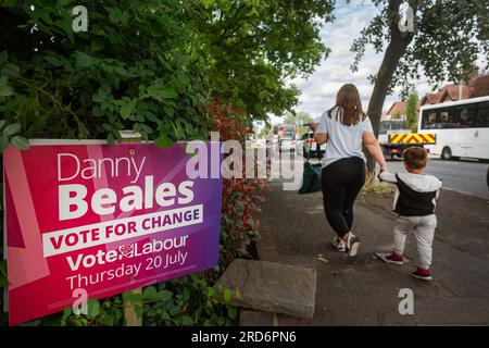 Uxbridge, Großbritannien. 18. Juli 2023. Ein Zeichen zur Unterstützung des Labour-Party-Kandidaten Danny Beales bei den anstehenden Nachwahlen in Uxbridge und South Ruislip am Dienstag, den 18. Juli, in Uxbridge, London, Vereinigtes Königreich, 2023. Die bevorstehende Nachwahl für Uxbridge und South Ruislip im Nordwesten Londons am 20. Juli wird in der Denkweise des britischen Premierministers Rishi Sunak groß erscheinen. Kredit: horst friedrichs/Alamy Live News Stockfoto