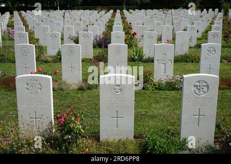 Reihen von Grabmarkierungen auf dem Bayeux Kriegsfriedhof. Bayeux, Frankreich Stockfoto