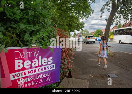 Uxbridge, Großbritannien. 18. Juli 2023. Ein Zeichen zur Unterstützung des Labour-Party-Kandidaten Danny Beales bei den anstehenden Nachwahlen in Uxbridge und South Ruislip am Dienstag, den 18. Juli, in Uxbridge, London, Vereinigtes Königreich, 2023. Die bevorstehende Nachwahl für Uxbridge und South Ruislip im Nordwesten Londons am 20. Juli wird in der Denkweise des britischen Premierministers Rishi Sunak groß erscheinen. Kredit: horst friedrichs/Alamy Live News Stockfoto