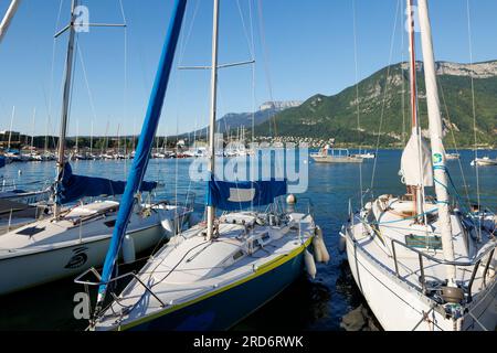 Boote auf dem Lac d Annecy Annecy Haute-Savoie Auvergne-Rhone-Alpes Frankreich Stockfoto