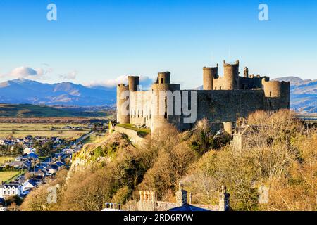 14. April 2023: Harlech, Gwynedd, Wales - Harlech Castle in seiner herrlichen Lage mit Blick auf die umliegende Landschaft. Stockfoto