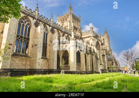 11. Mai 2023: Bristol, Vereinigtes Königreich - Bristol Cathedral, die Cathedral Church of the Holy and Undivided Trinity, die No Mow May an einem sonnigen Frühlingsmorgen umschließt. Stockfoto